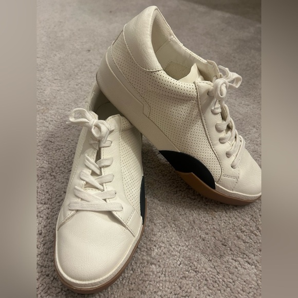 Dolce Vita women's Hillow Ivory & Black Lightweight Sneaker Size 8 - Picture 2 of 9